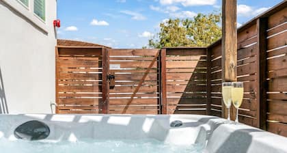 Nobel Haus | 2/2, King Beds, Hot Tub, Washer/Dryer, Full Kitchen, Great Location