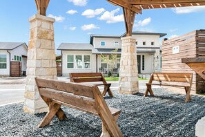 Property grounds - Nobel Haus | 2/2, King Beds, Hot Tub, Washer/Dryer, Full Kitchen, Great Location (Fredericksburg)