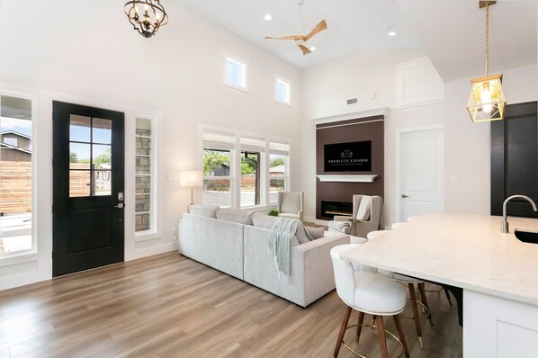 Interior - Nobel Haus | 2/2, King Beds, Hot Tub, Washer/Dryer, Full Kitchen, Great Location (Fredericksburg)