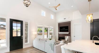 Nobel Haus | 2/2, King Beds, Hot Tub, Washer/Dryer, Full Kitchen, Great Location