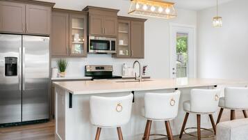 Fridge, microwave, stovetop, dishwasher