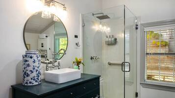 Een douche, een haardroger, handdoeken