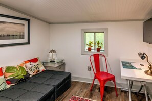 Una televisión, una chimenea