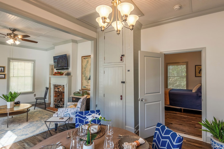 Creole Cottage | 2/1 | Pet Friendly W/ Fee, Walk To Downtown, Grill, Washer/dryer - Natchez, MS