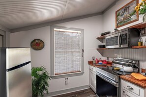 Jääkaappi, mikroaaltouuni, liesi, astianpesukone