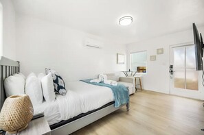 3 quartos, escrivaninha, ferros/tábuas de passar roupa, berço de viagem