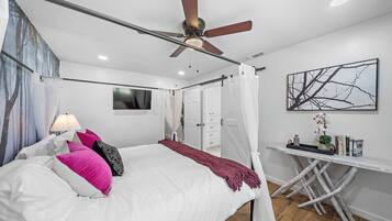 3 bedrooms, in-room safe, desk, iron/ironing board