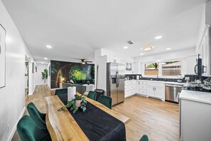 Refrigerador, microondas, horno, placa de cocina