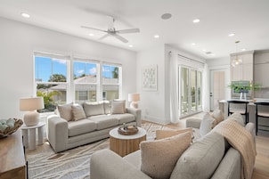 Casa presidencial, vista para a piscina | Área de estar | Smart TV 55 polegadas com canais digitais, Netflix, Hulu