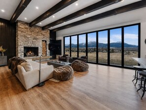 Smart TV, fireplace, computer monitors - Yellowstone Valley / Hot Tub, Fireplace, Mountain View (Livingston)