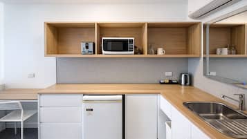 Soundproofing, free WiFi, bed sheets