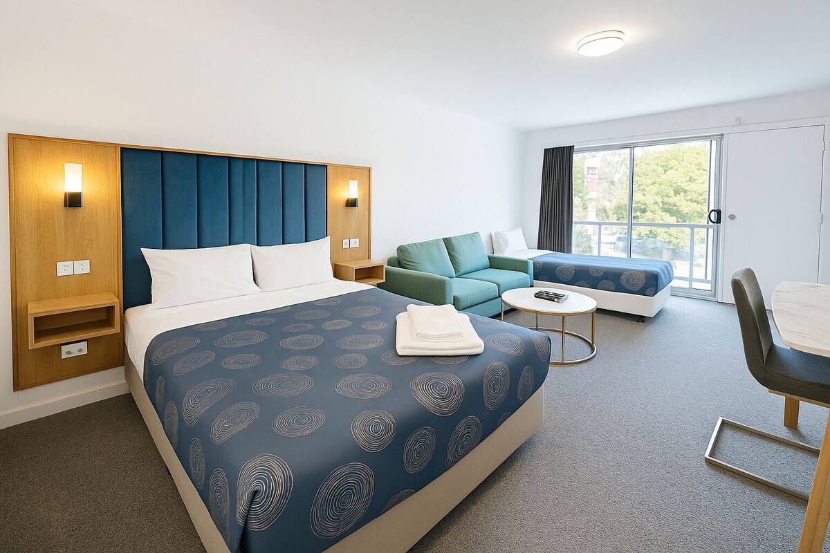 Soundproofing, free WiFi, bed sheets