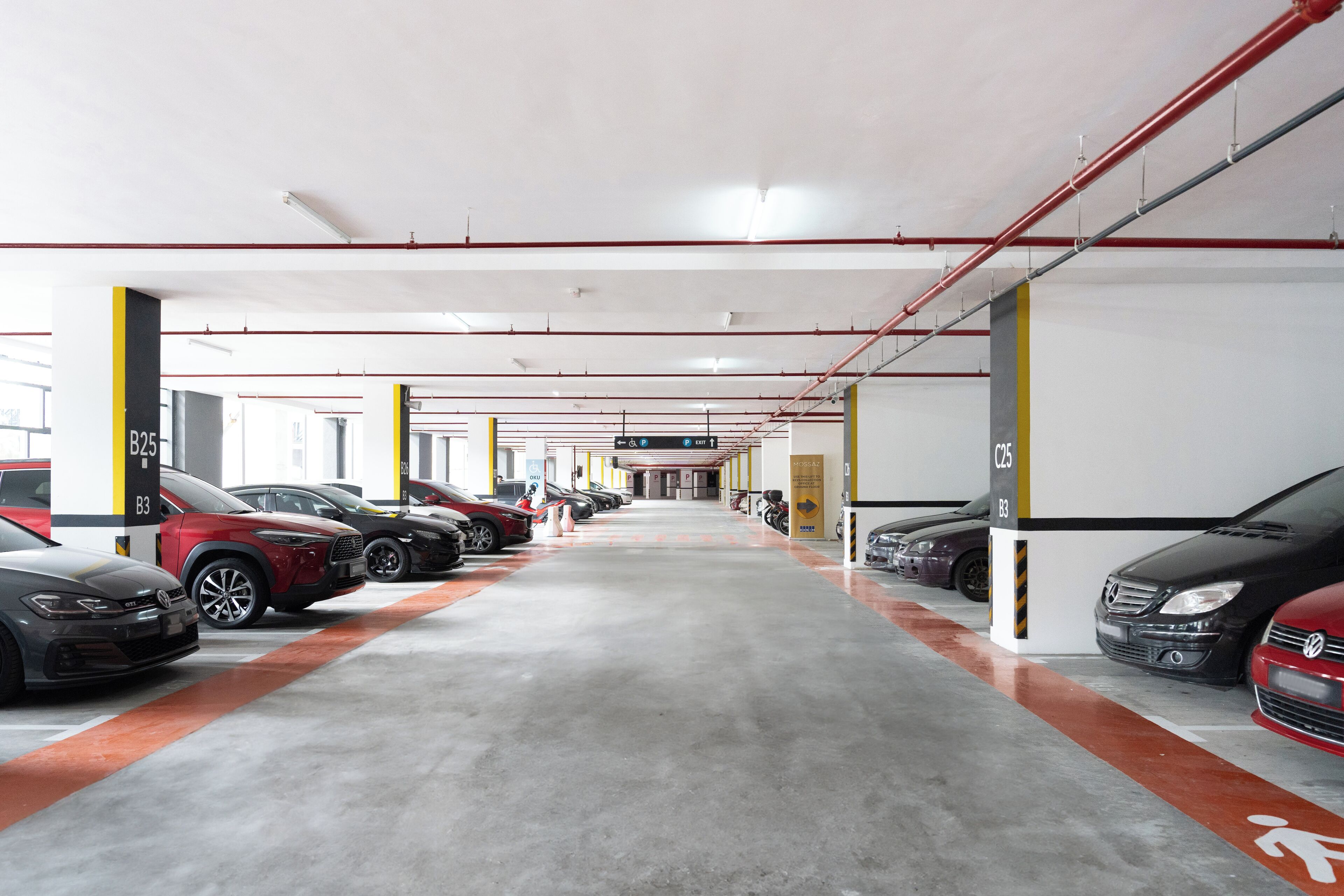 Eine mehrstöckige Parkgarage mit Autos auf beiden Ebenen.