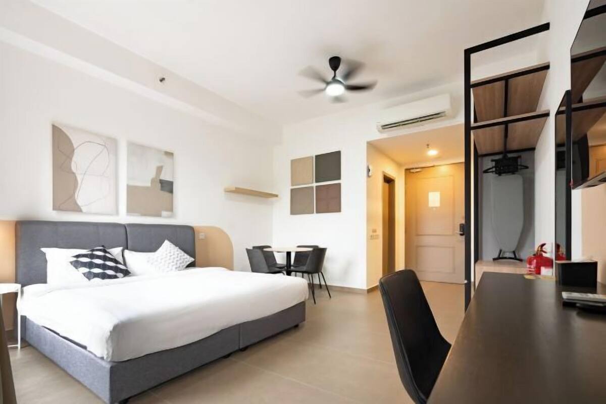 Tabla de planchar con plancha, wifi gratis, ropa de cama