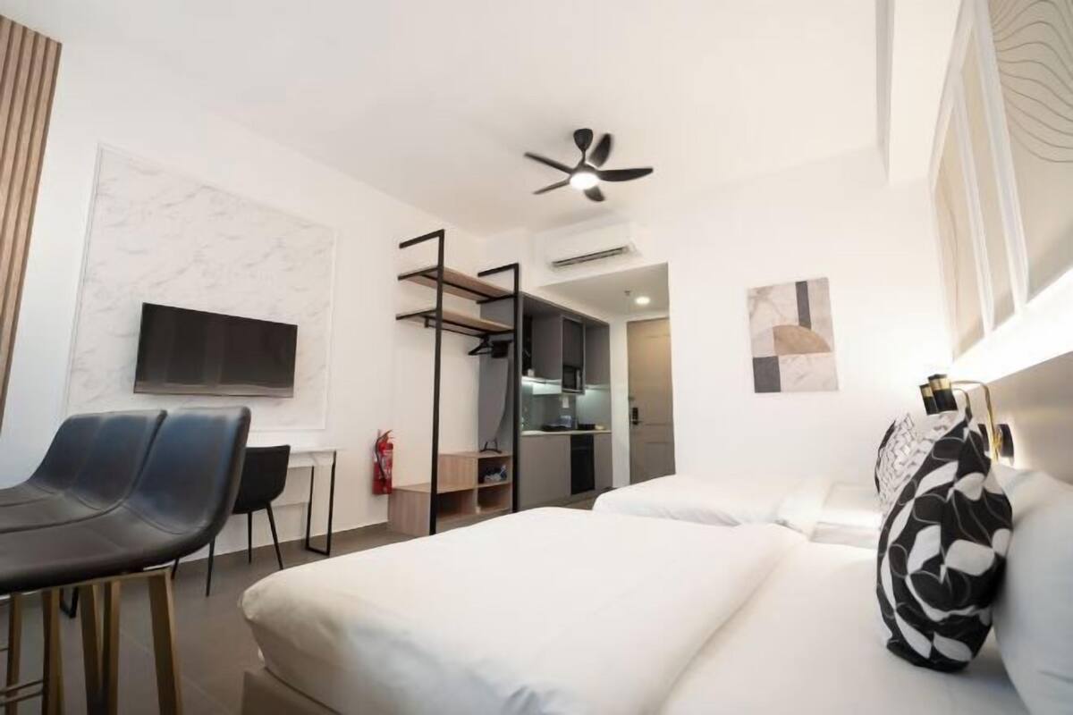 Tabla de planchar con plancha, wifi gratis, ropa de cama