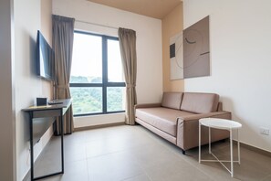 Seniorihuone, kaupunkinäköala | Silitysrauta/-lauta, ilmainen Wi-Fi, vuodevaatteet