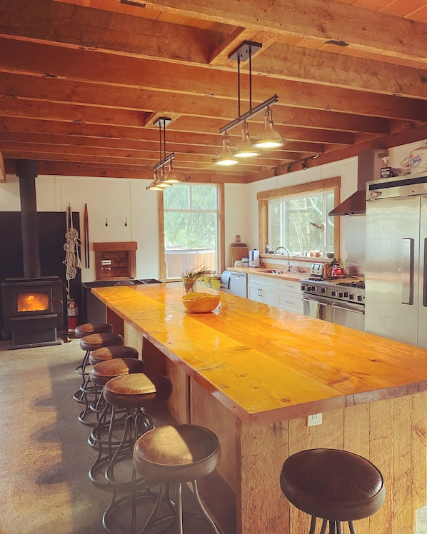 Machine à glaçons, table de salle à manger, ßlot de cuisine