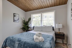 4 bedrooms, in-room safe, desk, iron/ironing board