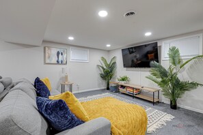 Smart TV, fireplace, ping pong, books