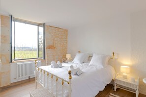 5 quartos, ferros/tábuas de passar roupa, berço de viagem