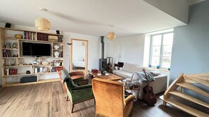 TV, lareira, aparelho de som