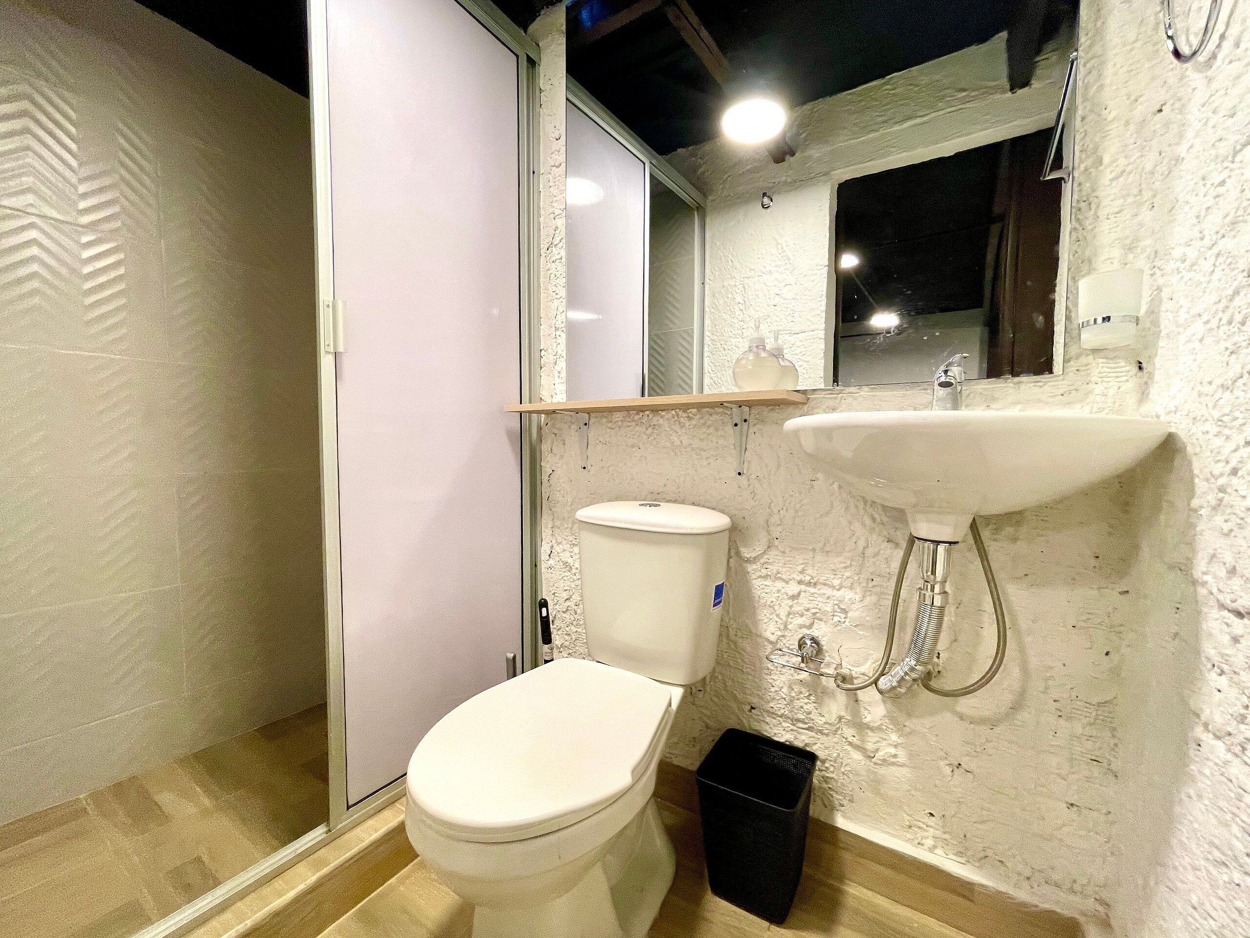 Basic Suite | Bathroom