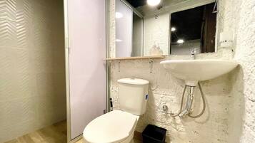 Basic Suite | Bathroom | Free toiletries