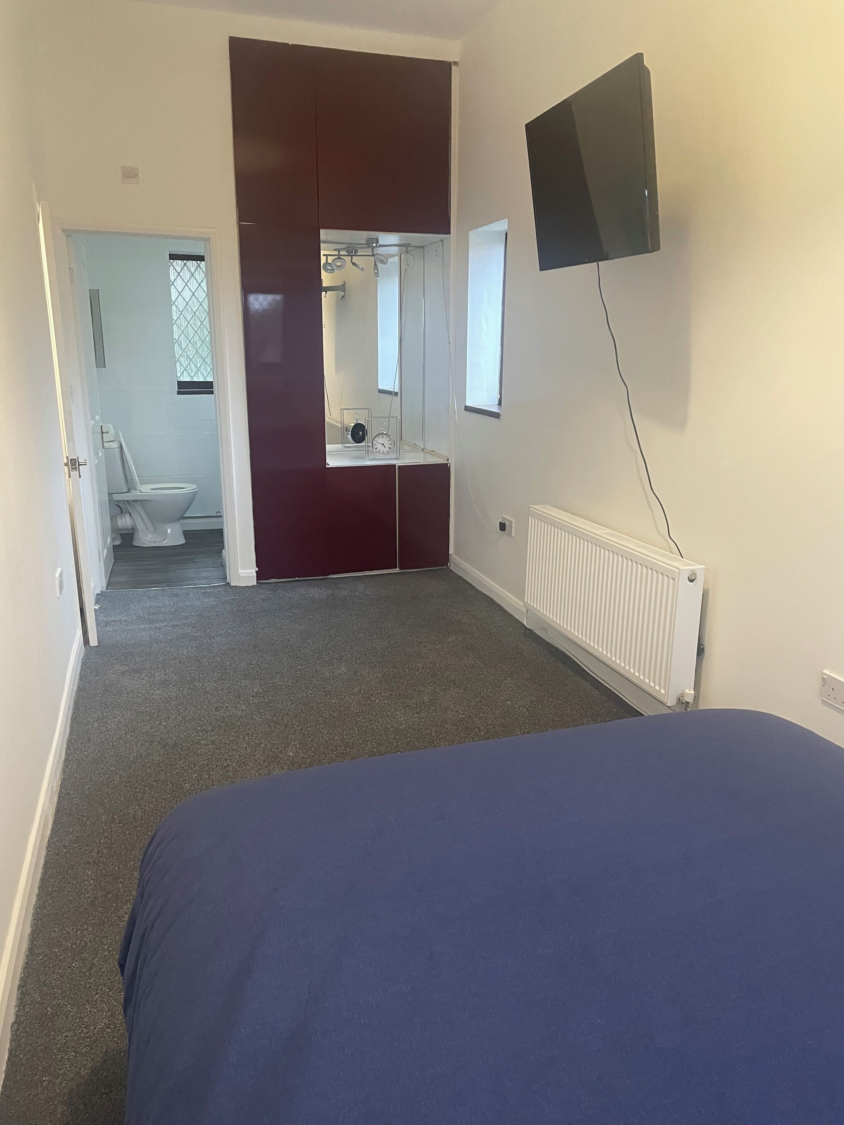 5 bedrooms, iron/ironing board, WiFi, bed sheets