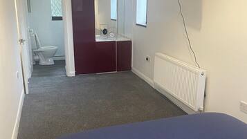 5 bedrooms, iron/ironing board, WiFi, bed sheets