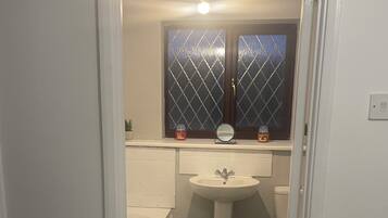 Haartrockner, Handtücher, Seife, Shampoo