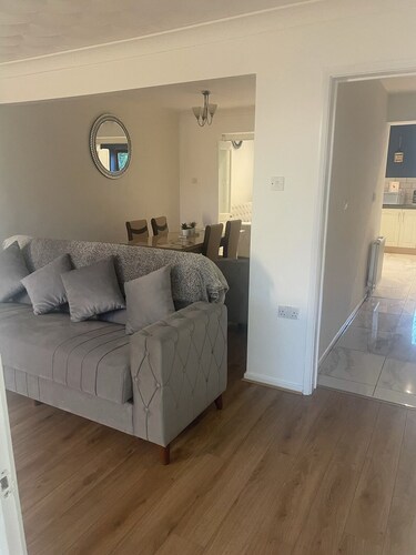 Nightly weekly or monthly stays.

Great for family getaways 

Mumbles 10 min dri