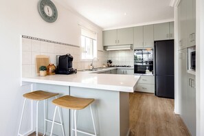 Kjøleskap, mikrobølgeovn, ovn og kokeplater