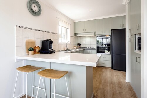 Views on the Avenue By Host on the Coast