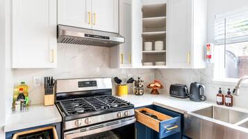 Kylskåp, mikrovågsugn, ugn och spishäll