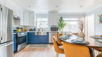 Kylskåp, mikrovågsugn, ugn och spishäll