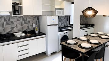 Apartamento 2° andar | Cozinha privada | Geladeira, micro-ondas, cafeteira/chaleira