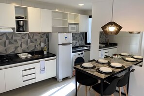 Apartamento 2° andar | Private kitchen | Fridge, microwave, coffee/tea maker, cookware/dishes/utensils - Hosts BR - Apartamentos funcionais (Fortaleza)