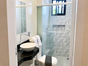 Apartamento 1° andar | Bathroom | Shower, hair dryer, towels, soap