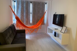 公寓 | 起居区 | 42-英寸智能电视（配备数码频道）、Netflix、流媒体服务