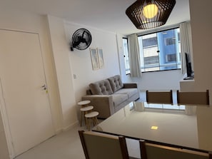 Comfort appartement | Woonruimte | Een 42-inch smart-tv met digitale zenders, Netflix en streamingdiensten