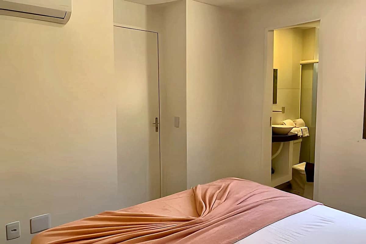Apartamento térreo | Roupas de cama premium, cortinas blackout, ferros/tábuas de passar roupa