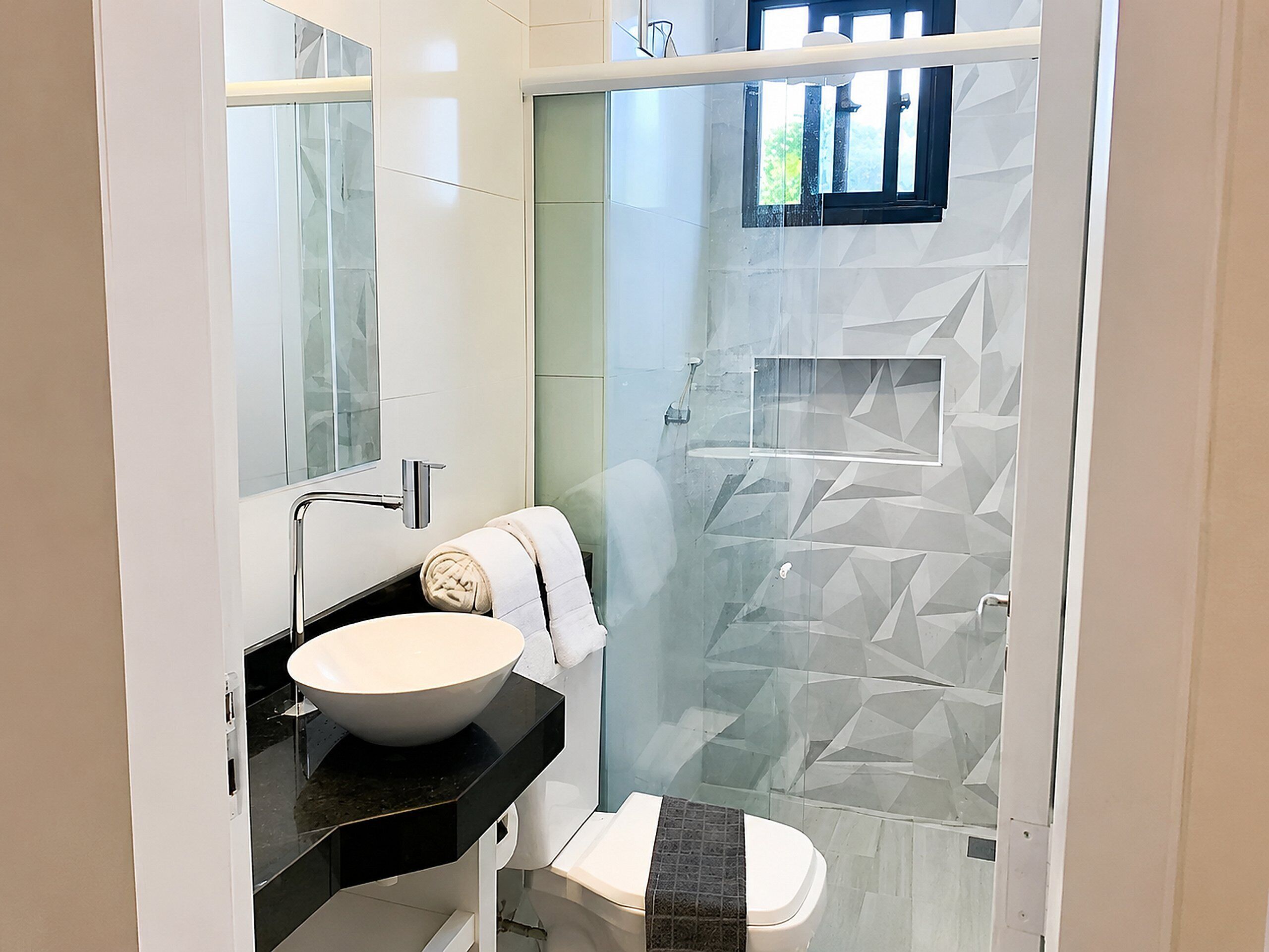 Apartamento 1° andar | Bathroom | Shower, hair dryer, towels, soap