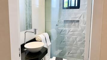 Apartamento 1° andar | Bathroom | Shower, hair dryer, towels, soap