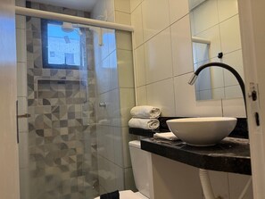 Economy-Apartment | Badezimmer | Dusche, Haartrockner, Handtücher, Seife