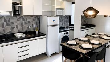 Apartamento 2° andar | Private kitchen | Fridge, microwave, coffee/tea maker, cookware/dishes/utensils