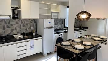 Apartment | Eigene Küche | Kühlschrank, Mikrowelle, Herdplatte, Wasserkocher mit Kaffee-/Teezubehör