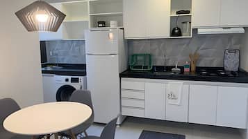 Apartamento térreo | Cozinha privada | Geladeira, micro-ondas, cafeteira/chaleira