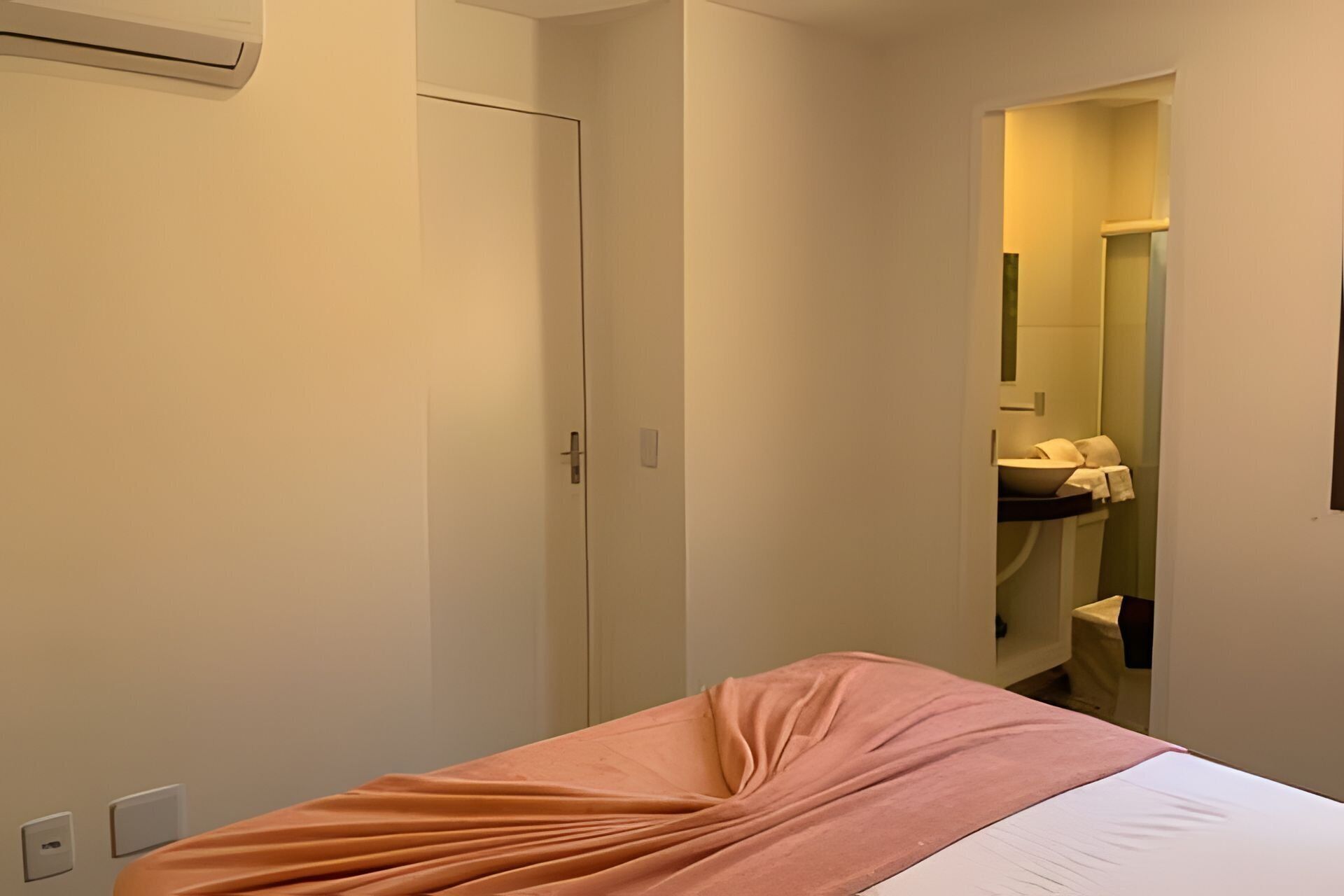 Apartamento térreo | Premium bedding, blackout drapes, iron/ironing board, free WiFi
