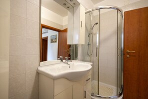 Ducha, secador de pelo, bidet, toallas
