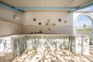 Fridge, oven, stovetop, cookware/dishes/utensils